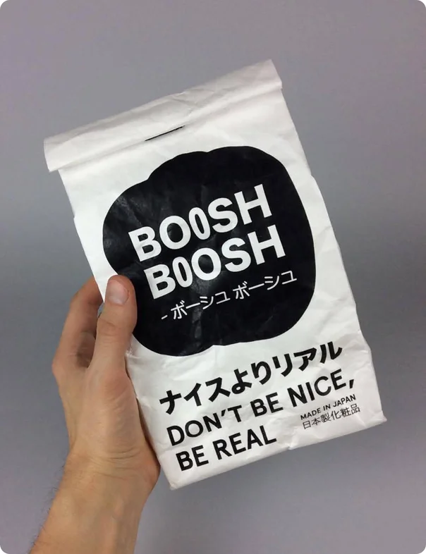 Пробний зразок ланчбега BOOSH BOOSH у руці, вигляд під кутом