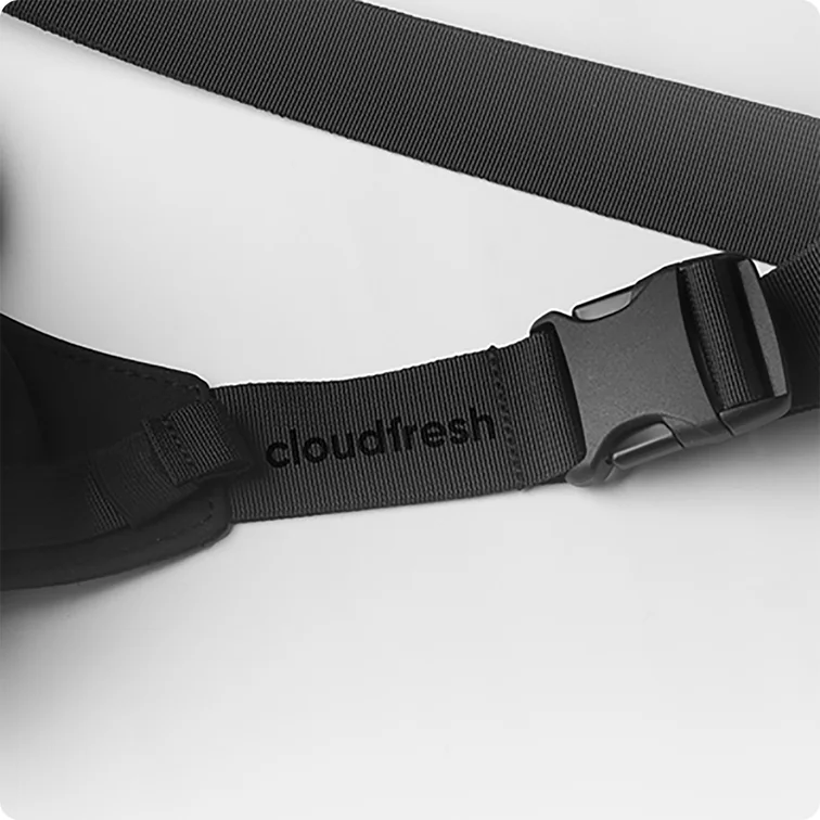 Деталь ременя поясної сумки: тиснений логотип cloudfresh і чорний фастекс