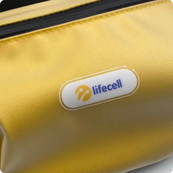 Логотип lifecell на жовтій поясній сумці з нейлону та TPU-плівки — крупний план