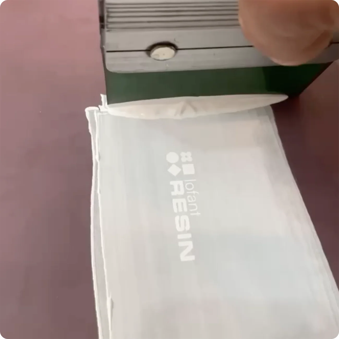 Тест нанесення логотипу lofant × RESIN на білому Tyvek