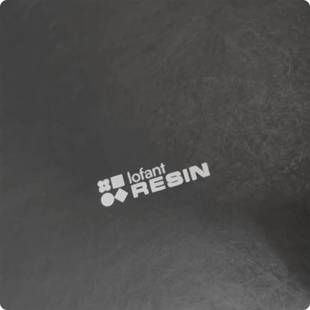 Тест нанесення логотипу lofant × RESIN на чорному Tyvek