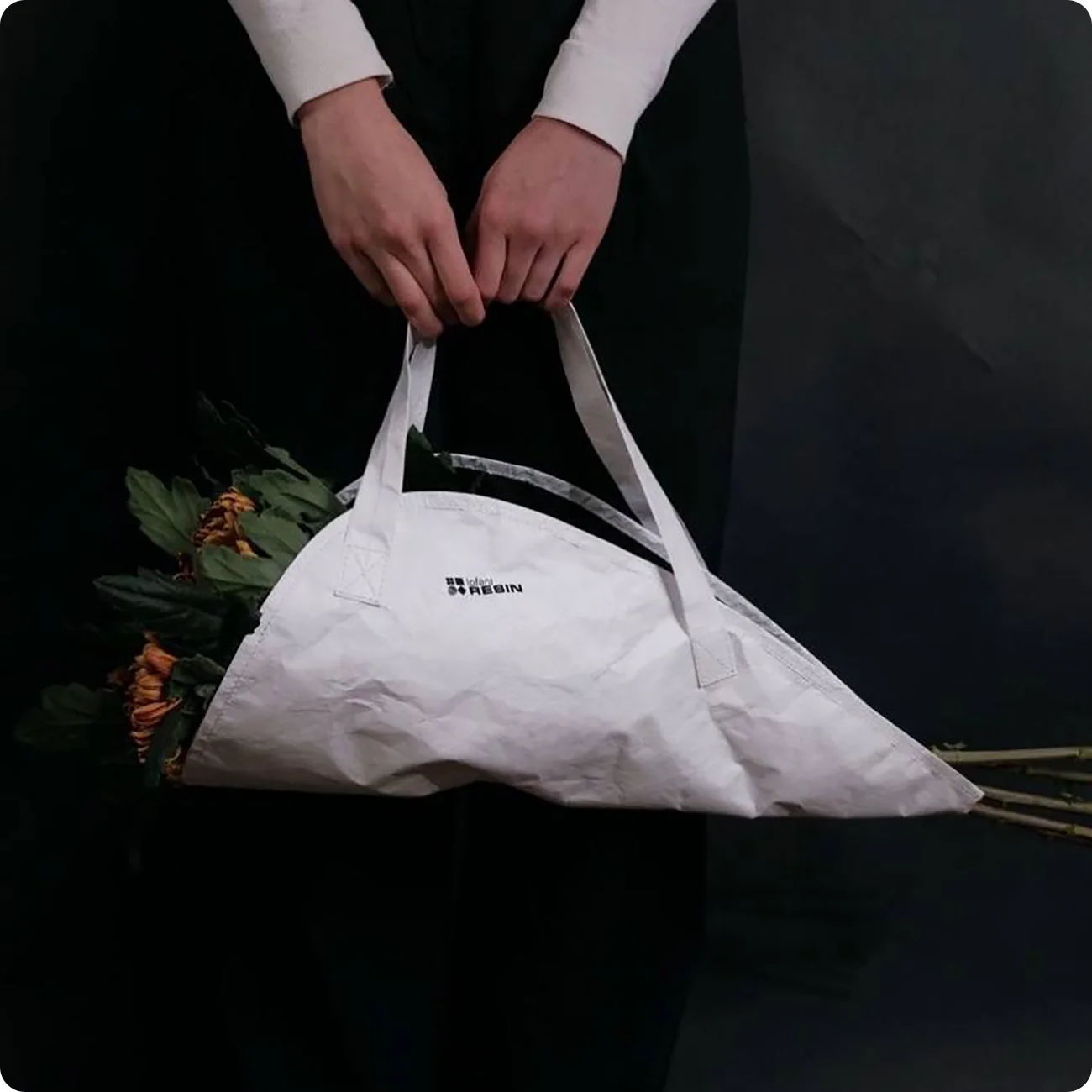 Сумка для квітів RESIN × Lofant з букетом