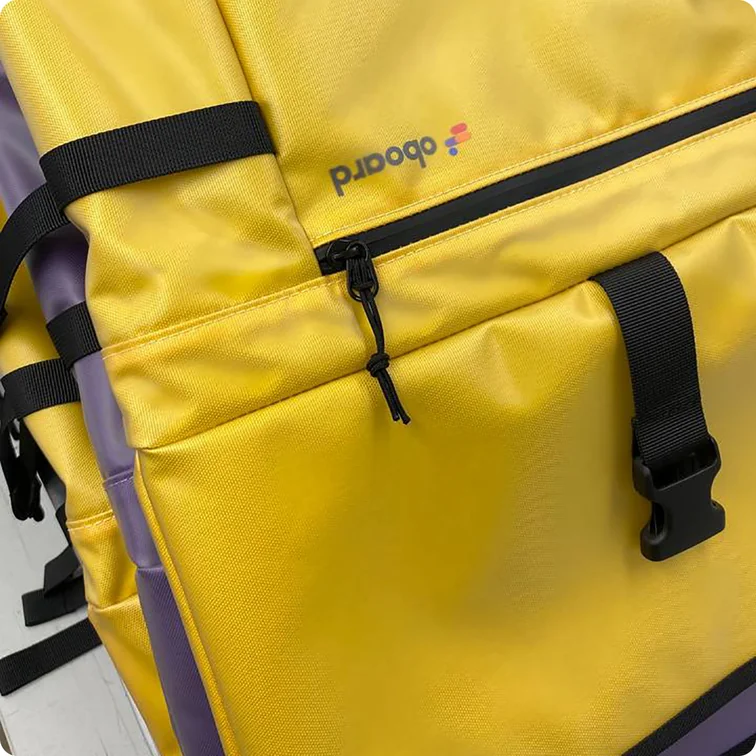 Жовтий рюкзак із логотипом Oboard, крупний план