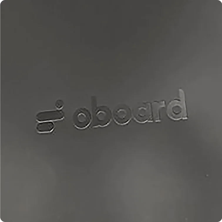 Відбиток логотипа Oboard на чорному матеріалі